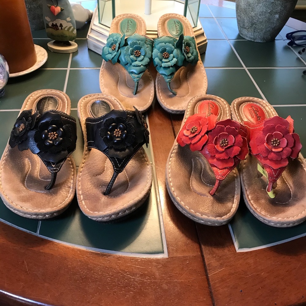 CKARKS superior ARTISAN leather flower wedges
🔴$40 each 3 for $100 Magnificent!